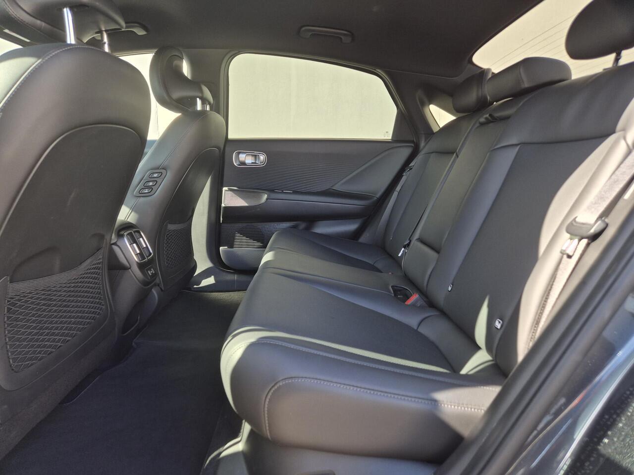 Hyundai IONIQ 6 Lounge AWD 77.4 kWh 325pk / SOH 100% / Fabrieksgarantie tot 03-2029 / Trekgewicht 1.500 kg / warmtepomp / CCS snellader / Rondomzicht camera / Head Up Display / Bose Audio Systeem / Stuur- en Stoelverwarming / Elektrische achterklep / Adaptief cruise co