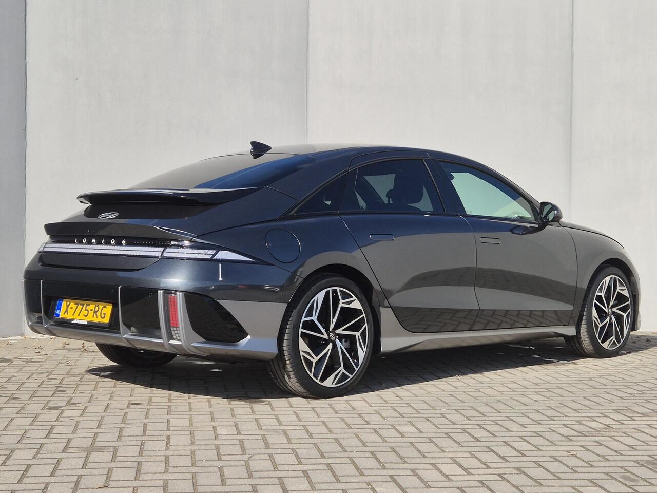 Hyundai IONIQ 6 Lounge AWD 77.4 kWh 325pk / SOH 100% / Fabrieksgarantie tot 03-2029 / Trekgewicht 1.500 kg / warmtepomp / CCS snellader / Rondomzicht camera / Head Up Display / Bose Audio Systeem / Stuur- en Stoelverwarming / Elektrische achterklep / Adaptief cruise co