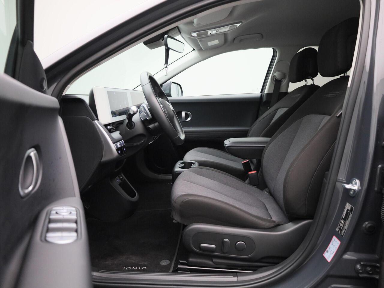 Hyundai IONIQ 5 77.4kWh Core | Elektr. bed. achterklep | Climate Control / ECC | Licht metalen velgen 19 inch | Cruise control Adaptive | Navigatie | Stoelverwarming | LED koplampen | Park Distance Control voor en achter | Achteruitrijcamera | Electrisch verstelbare be