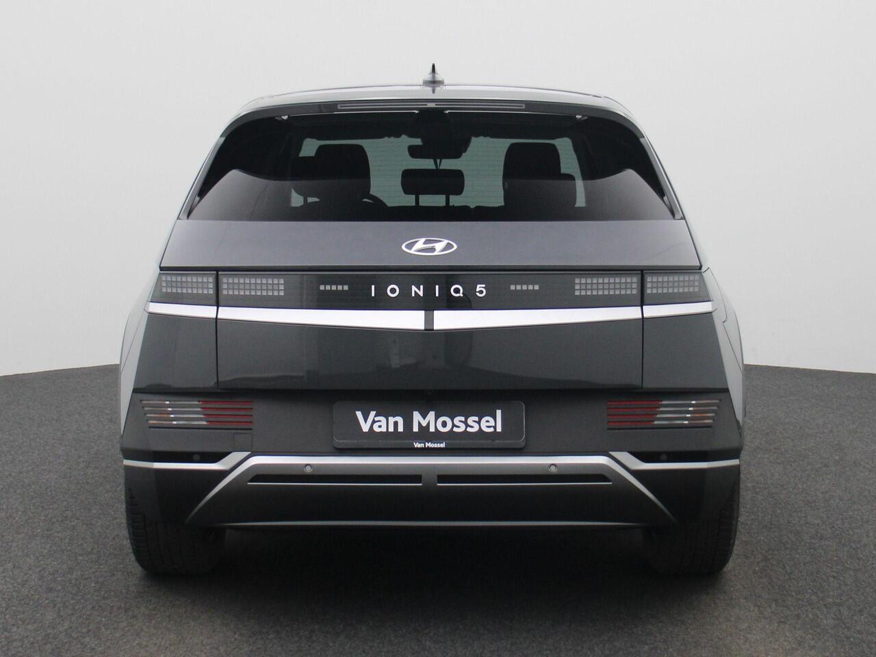 Hyundai IONIQ 5 77.4kWh Core | Elektr. bed. achterklep | Climate Control / ECC | Licht metalen velgen 19 inch | Cruise control Adaptive | Navigatie | Stoelverwarming | LED koplampen | Park Distance Control voor en achter | Achteruitrijcamera | Electrisch verstelbare be