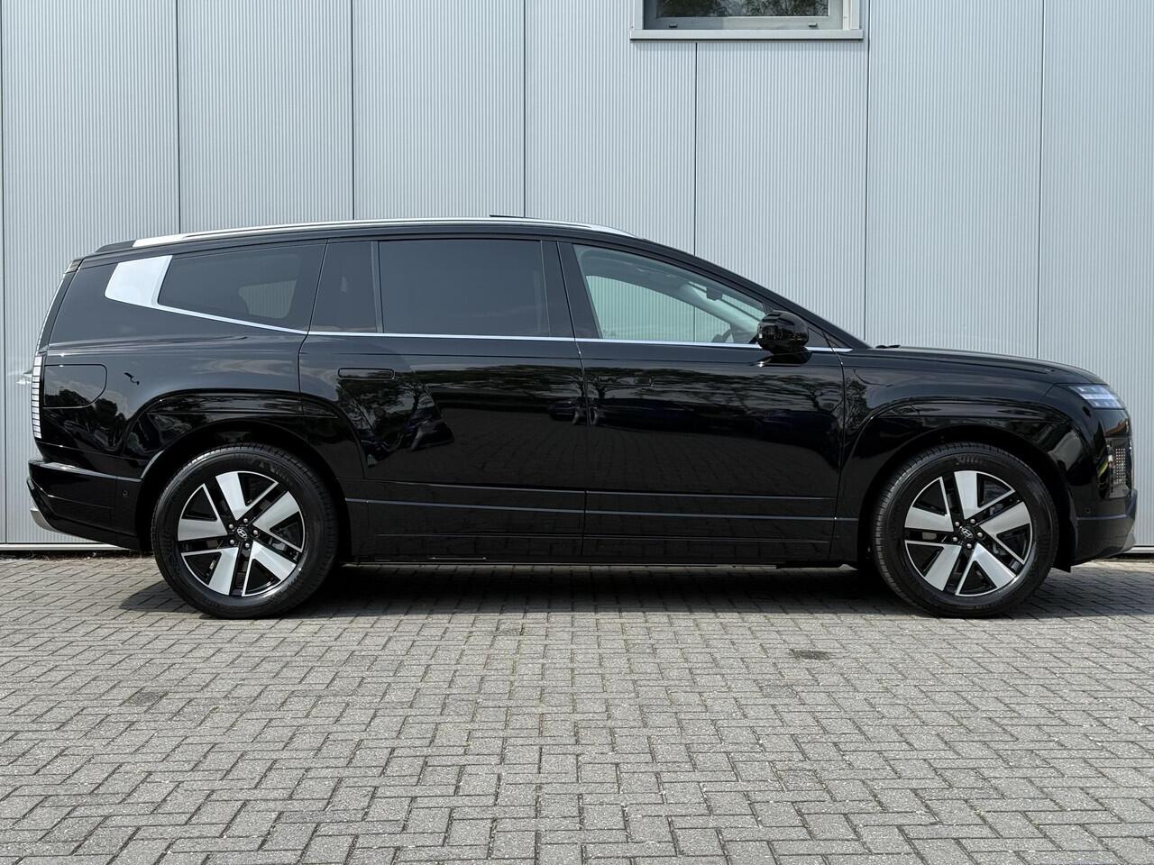 Hyundai IONIQ 9 Connect+ AWD 7p. 110.3 kWh / Incl 1500,- korting / Nu in de Showroom! / Stoelmassage / Stoel- & Stuurverwarming / Stoelverkoeling Voor + Achter / Schuif- & Kanteldak / 360 Camera /