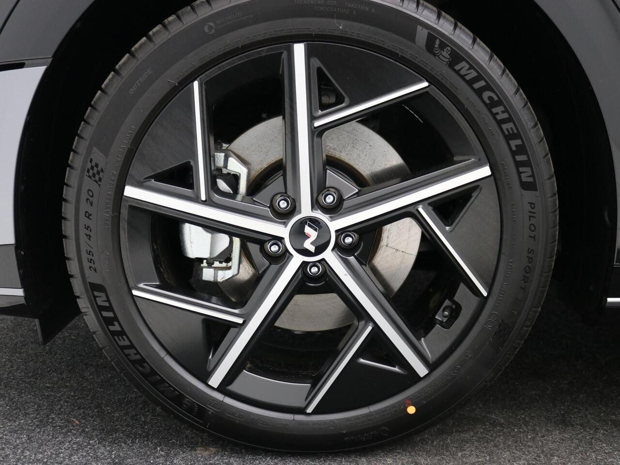 Hyundai IONIQ 5 N Line Edition 84 kWh / 3 Fase / Trekhaak / 1600KG Trekgewicht / N-Line Exterieur & Interieur / 20" LMV / Full LED verlichting / Automatische Achterklep / Warmtepomp /