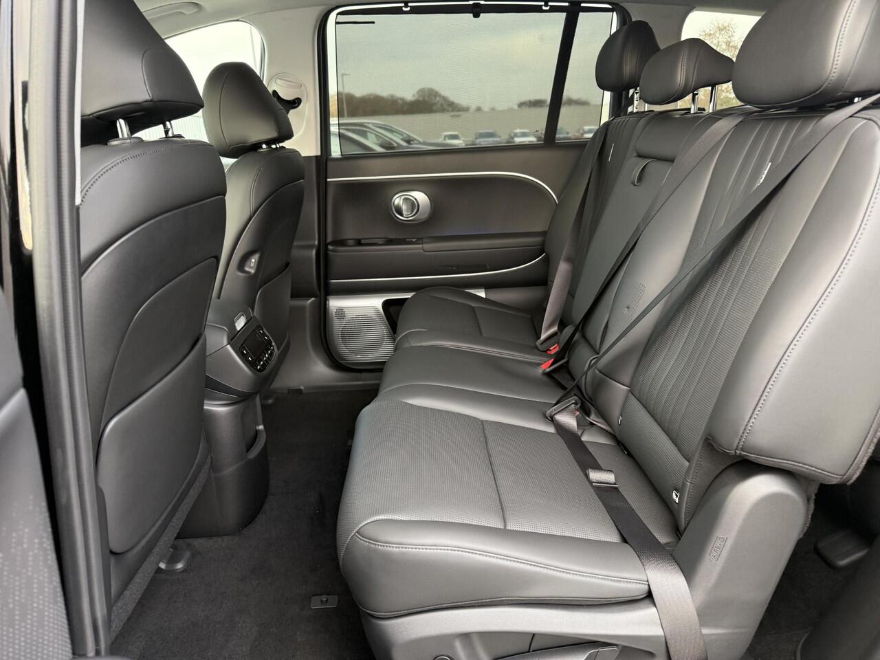 Hyundai IONIQ 9 Lounge AWD 7p. 110.3 kWh / Demo voordeel ¤8570,- Direct beschikbaar / Stoelmassage / Stoel- & Stuurverwarming / Stoelverkoeling Voor + Achter / glazen Schuif- & Kanteldak / 360 Camera /