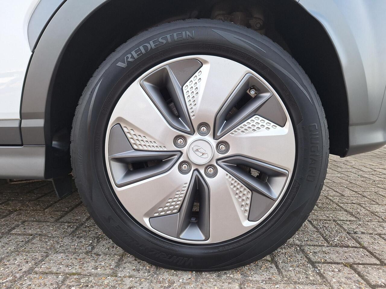 Hyundai Kona EV Premium 64 kWh | Automaat | Navigatie | Cruise Control Adaptief | Climate Control | Parkeersensoren | Parkeercamera | 12Mnd. Garantie | Rijklaar! |