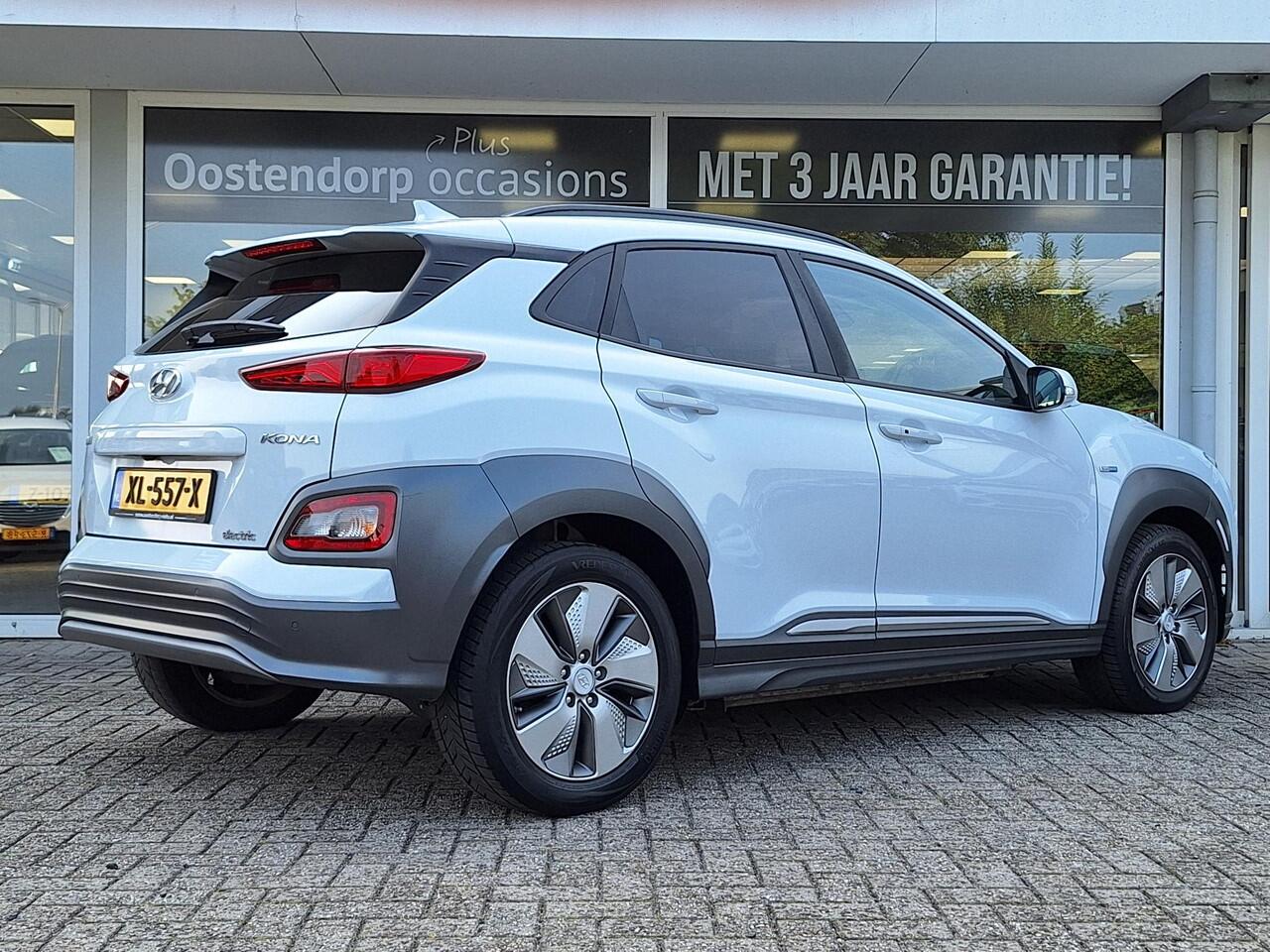 Hyundai Kona EV Premium 64 kWh | Automaat | Navigatie | Cruise Control Adaptief | Climate Control | Parkeersensoren | Parkeercamera | 12Mnd. Garantie | Rijklaar! |