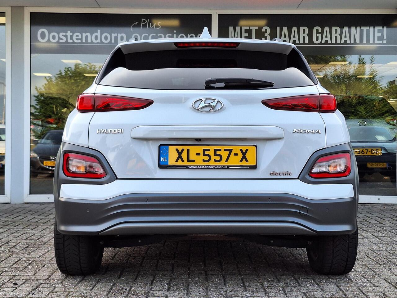 Hyundai Kona EV Premium 64 kWh | Automaat | Navigatie | Cruise Control Adaptief | Climate Control | Parkeersensoren | Parkeercamera | 12Mnd. Garantie | Rijklaar! |