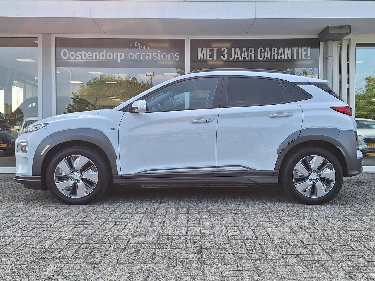 Hyundai Kona EV Premium 64 kWh | Automaat | Navigatie | Cruise Control Adaptief | Climate Control | Parkeersensoren | Parkeercamera | 12Mnd. Garantie | Rijklaar! |