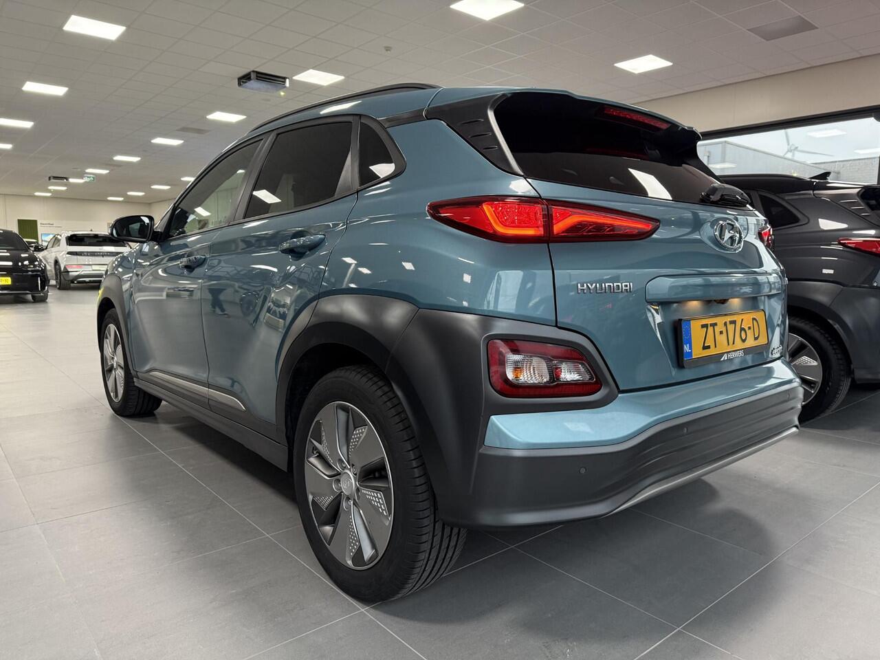 Hyundai Kona EV Premium 64 kWh / 1e eig / Dealeronderhouden / Leer / Led koplampen / Stoel en stuur verwarming / Stoelverkoeling / NL auto /