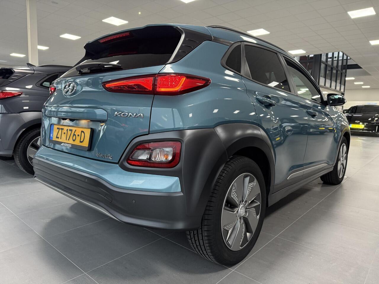 Hyundai Kona EV Premium 64 kWh / 1e eig / Dealeronderhouden / Leer / Led koplampen / Stoel en stuur verwarming / Stoelverkoeling / NL auto /