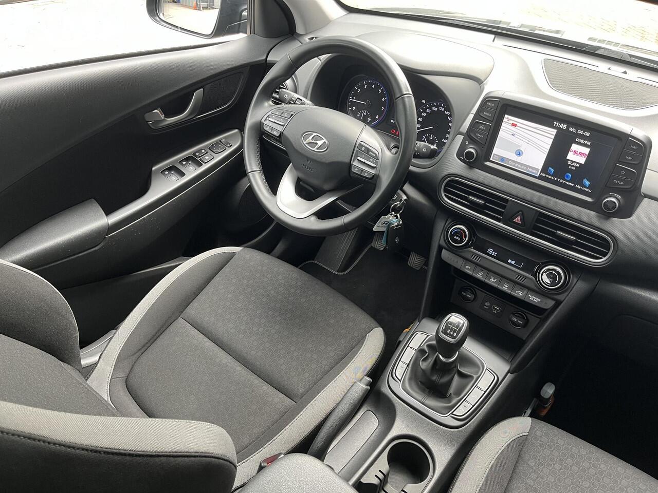 Hyundai Kona 1.0T 120PK Essence | Geïntegreerde navigatiesysteem | Lage kmstand | Lichtmetalen velgen | Climate control | Apple Carplay & Android Auto |