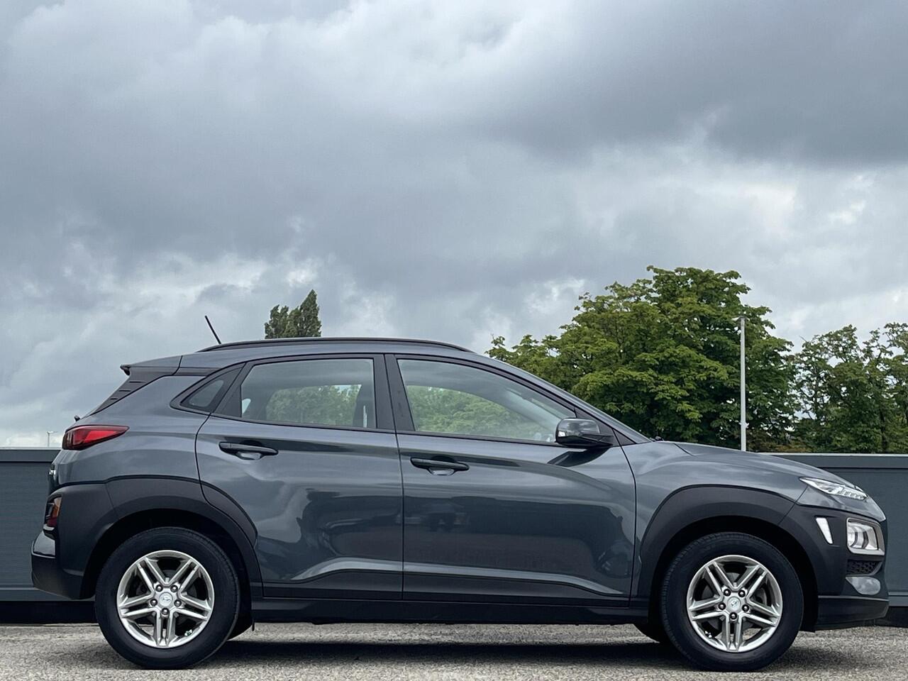 Hyundai Kona 1.0T 120PK Essence | Geïntegreerde navigatiesysteem | Lage kmstand | Lichtmetalen velgen | Climate control | Apple Carplay & Android Auto |