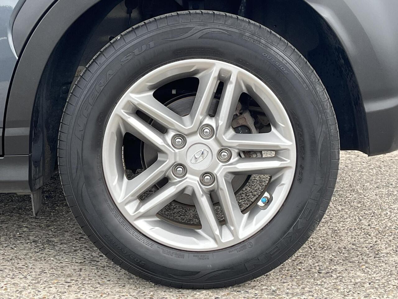 Hyundai Kona 1.0T 120PK Essence | Geïntegreerde navigatiesysteem | Lage kmstand | Lichtmetalen velgen | Climate control | Apple Carplay & Android Auto |