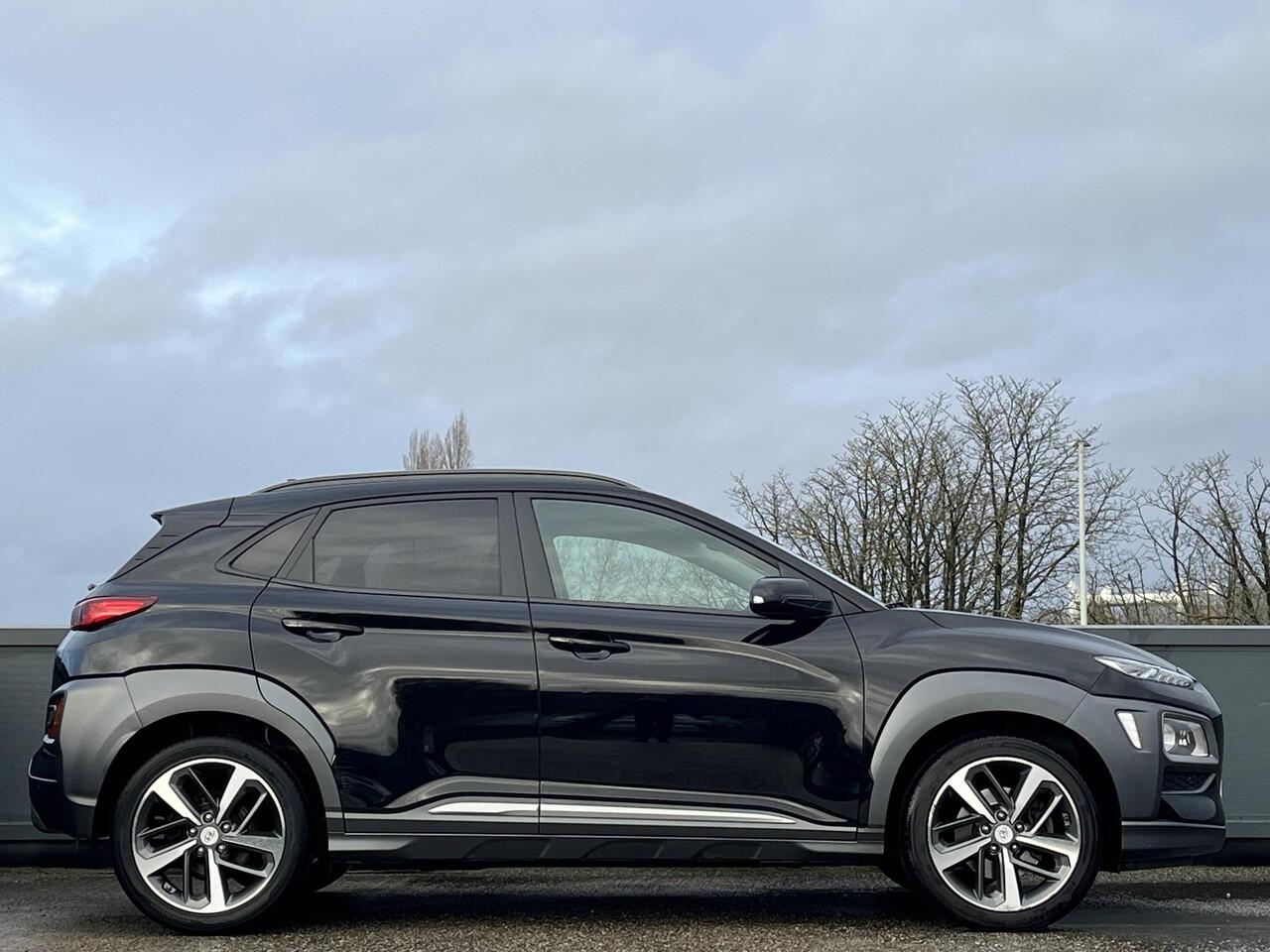 Hyundai Kona Premium 1.0 T-GDI 120pk | LEDER + STOELVENTILATIE + VERWARMING | TREKHAAK | HEAD UP DISPLAY | NAVI |