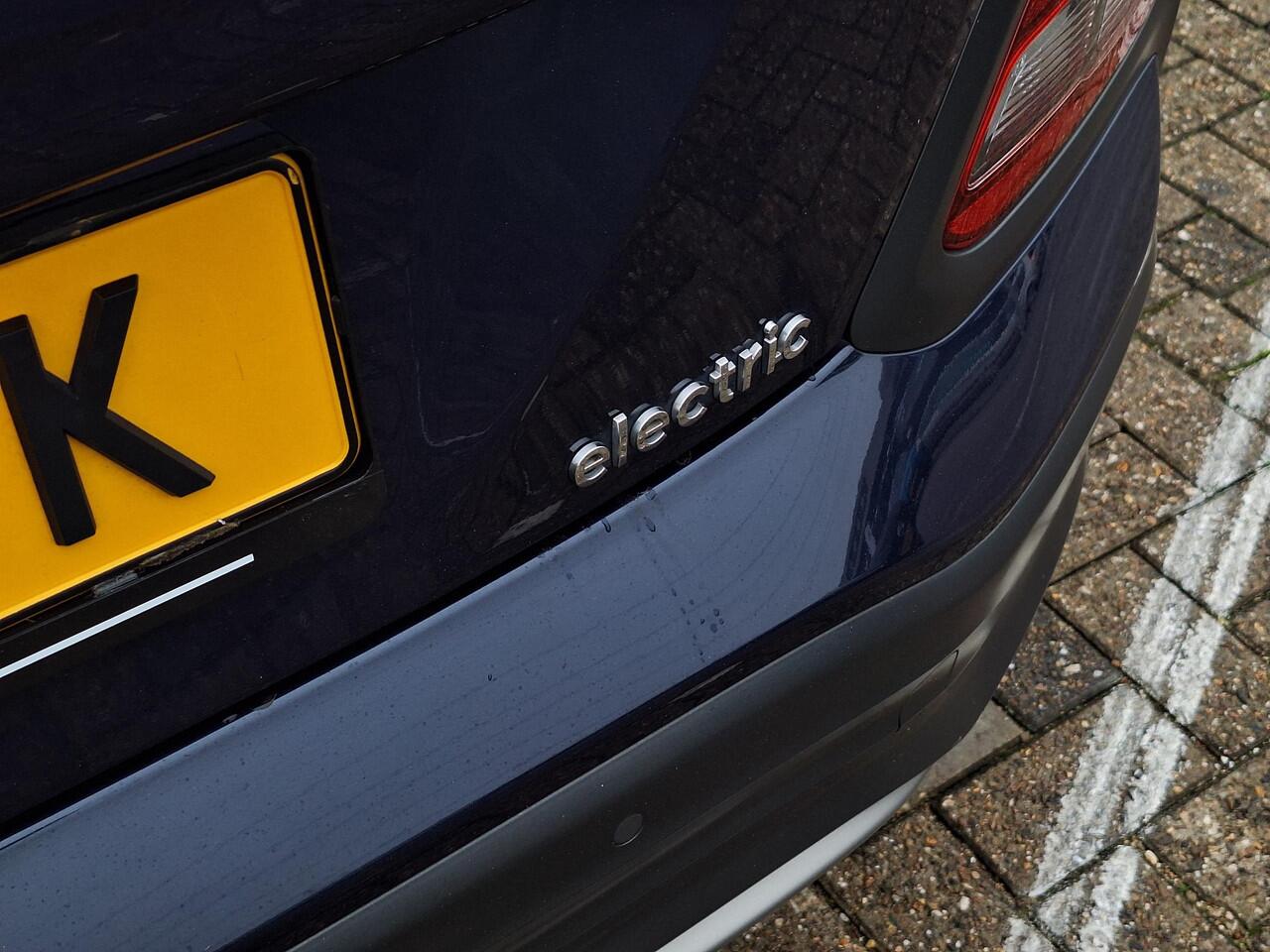 Hyundai Kona EV Fashion 64 kWh | Apple Carplay/Android Auto | Head-up display | Lichtmetalen velgen | Climate control | Achteruitrijcamera |