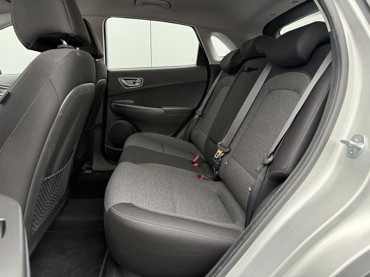 Hyundai Kona EV Comfort 64 kWh / SOH 100% / Trekhaak 300KG / Navigatie / KRELL Audio / Adaptive Cruise Control / Climate Control / Achteruitrijcamera /