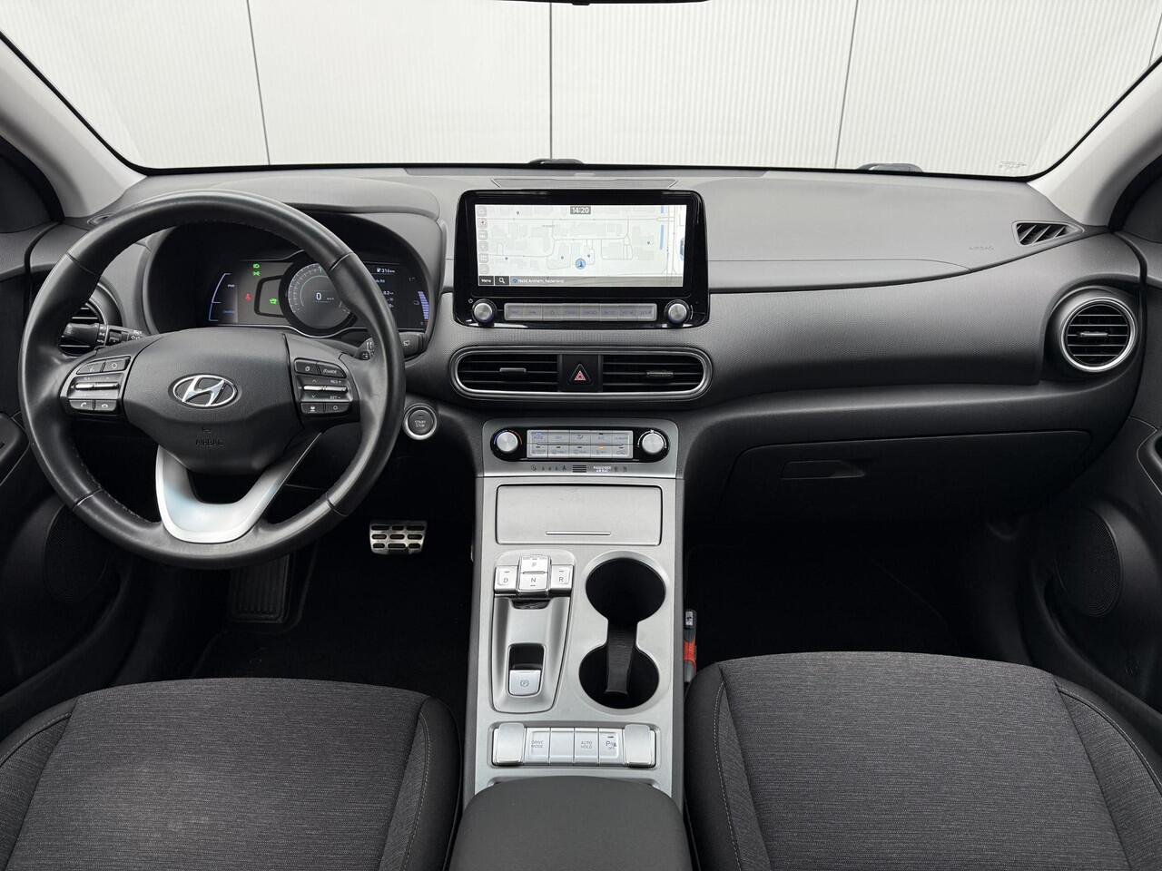 Hyundai Kona EV Comfort 64 kWh / SOH 100% / Trekhaak 300KG / Navigatie / KRELL Audio / Adaptive Cruise Control / Climate Control / Achteruitrijcamera /