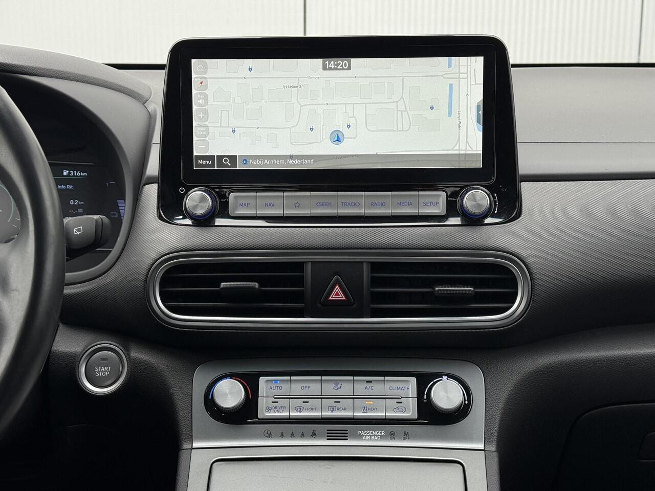 Hyundai Kona EV Comfort 64 kWh / SOH 100% / Trekhaak 300KG / Navigatie / KRELL Audio / Adaptive Cruise Control / Climate Control / Achteruitrijcamera /