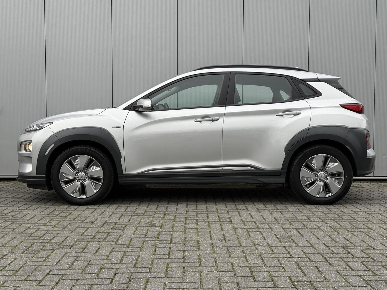 Hyundai Kona EV Comfort 64 kWh / SOH 100% / Trekhaak 300KG / Navigatie / KRELL Audio / Adaptive Cruise Control / Climate Control / Achteruitrijcamera /