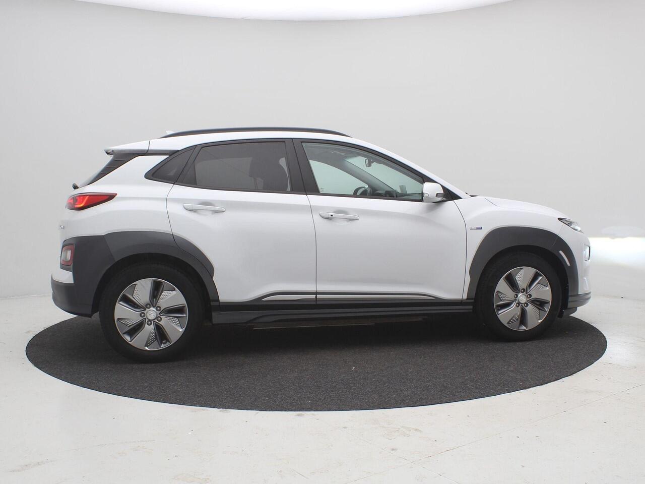 Hyundai Kona EV Fashion 64 kWh / SOH 100% / Lederen Bekleding / Navigatie / KRELL Audio / Adaptive Cruise Control / Climate Control / Achteruitrijcamera /