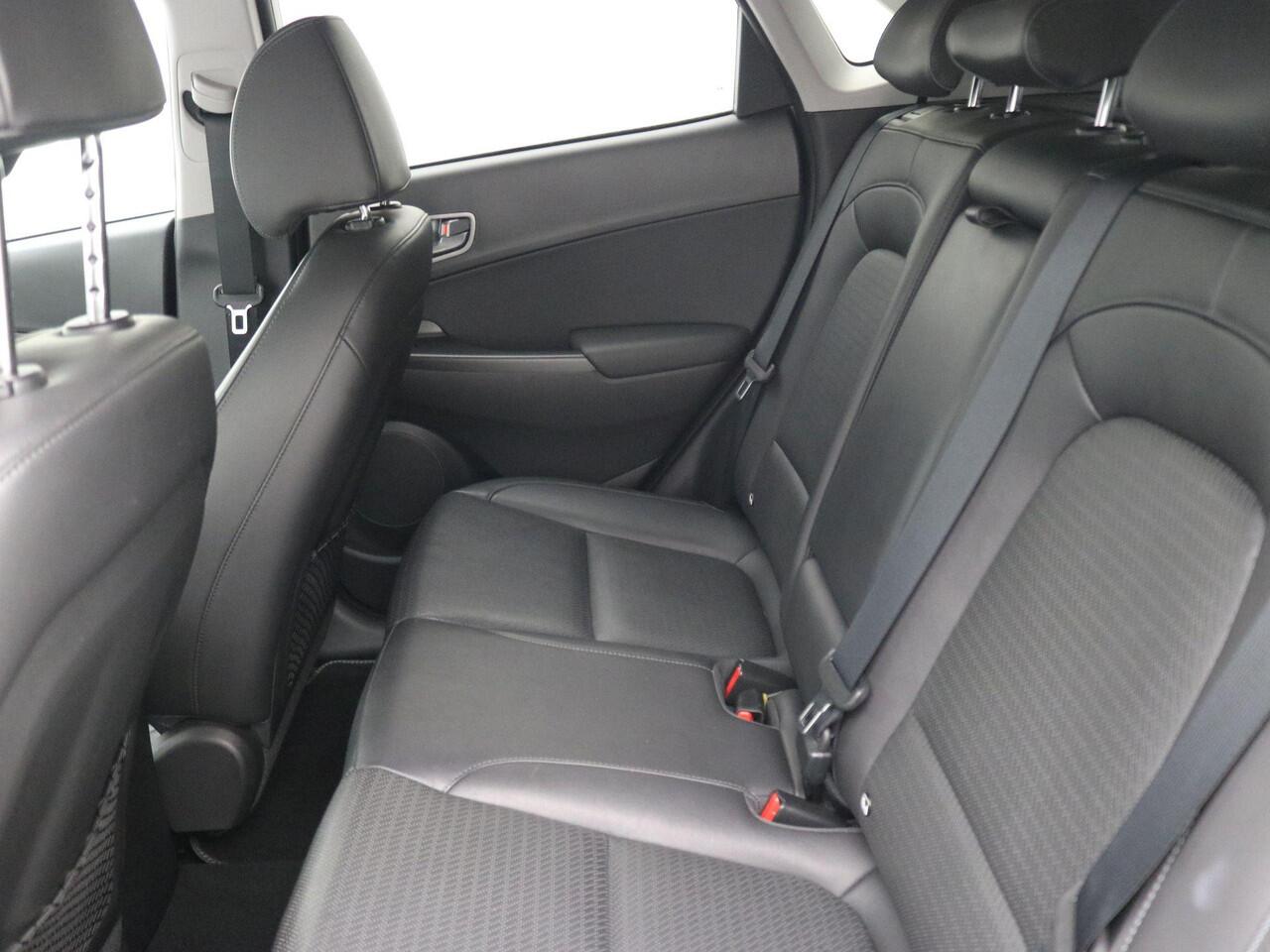 Hyundai Kona EV Fashion 64 kWh / SOH 100% / Lederen Bekleding / Navigatie / KRELL Audio / Adaptive Cruise Control / Climate Control / Achteruitrijcamera /