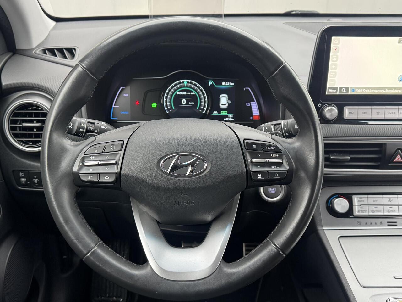 Hyundai Kona EV Fashion 64 kWh Automaat / Accu SoH 97,4% / HUD / Camera / Adaptieve Cruise / Apple Carplay & Android / DodeHoek Detectie / Krell Audio / Navigatie /