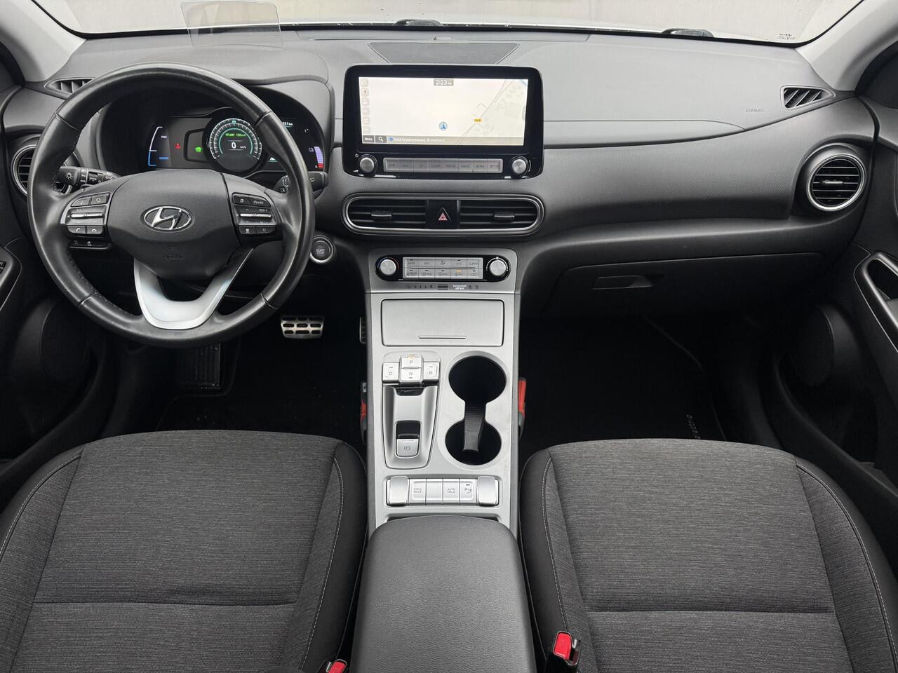 Hyundai Kona EV Fashion 64 kWh Automaat / Accu SoH 97,4% / HUD / Camera / Adaptieve Cruise / Apple Carplay & Android / DodeHoek Detectie / Krell Audio / Navigatie /