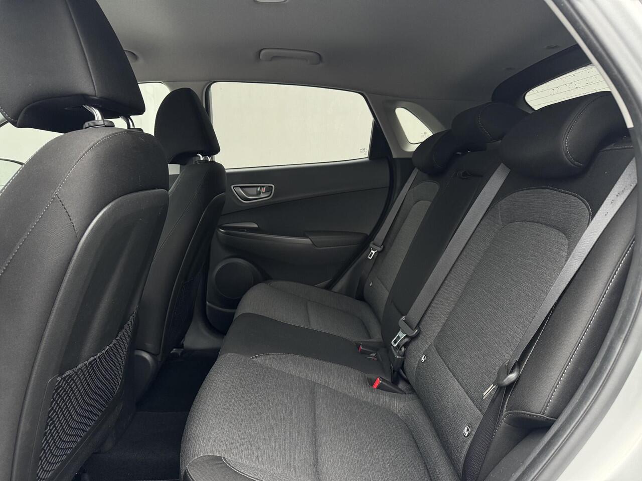 Hyundai Kona EV Fashion 64 kWh Automaat / Accu SoH 97,4% / HUD / Camera / Adaptieve Cruise / Apple Carplay & Android / DodeHoek Detectie / Krell Audio / Navigatie /