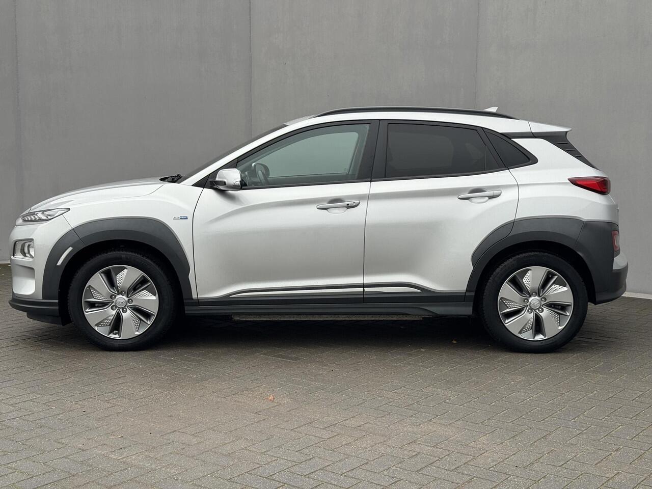 Hyundai Kona EV Fashion 64 kWh Automaat / Accu SoH 97,4% / HUD / Camera / Adaptieve Cruise / Apple Carplay & Android / DodeHoek Detectie / Krell Audio / Navigatie /