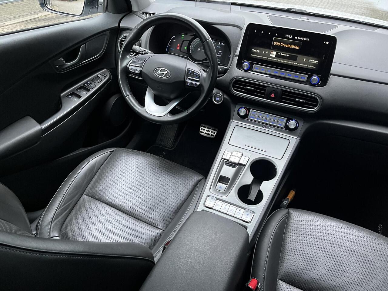 Hyundai Kona EV Premium 64 kWh | SOH 100% | 3-Fase OBC | Schuifkanteldak | Lederen bekleding | Long Range Accu | Volledig dealer onderhouden | Allseason banden | Trekhaak ,afneembaar |