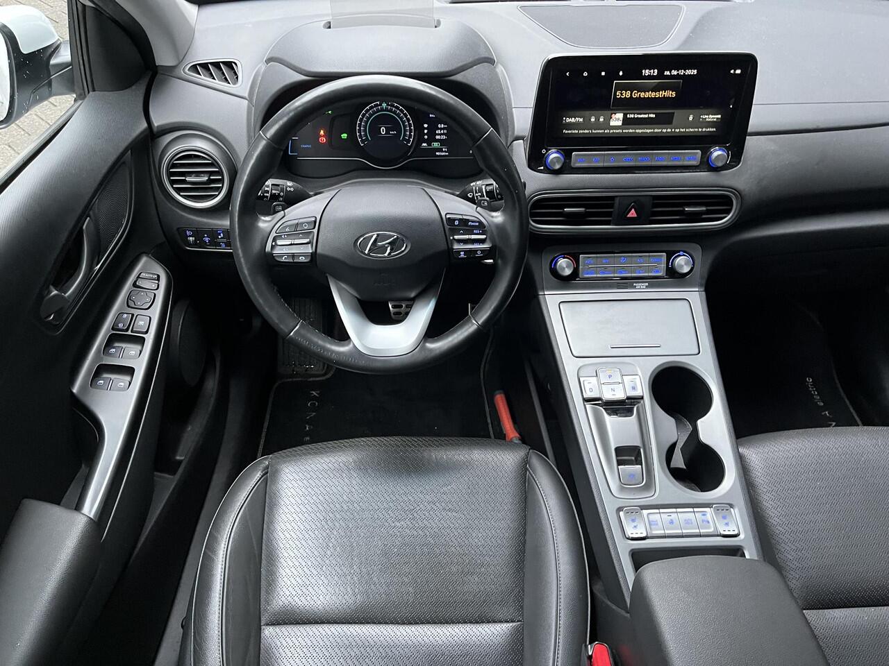 Hyundai Kona EV Premium 64 kWh | SOH 100% | 3-Fase OBC | Schuifkanteldak | Lederen bekleding | Long Range Accu | Volledig dealer onderhouden | Allseason banden | Trekhaak ,afneembaar |