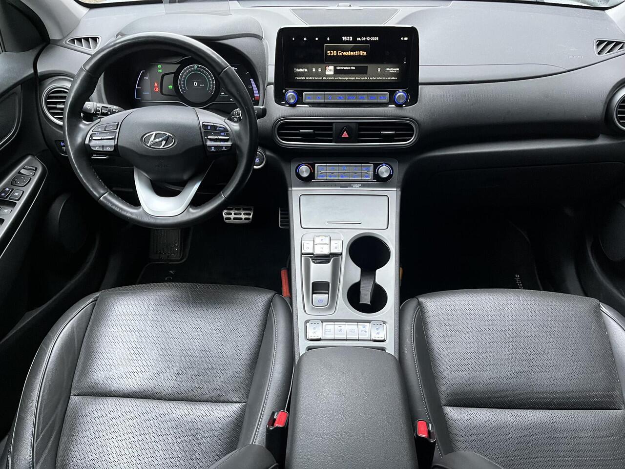 Hyundai Kona EV Premium 64 kWh | SOH 100% | 3-Fase OBC | Schuifkanteldak | Lederen bekleding | Long Range Accu | Volledig dealer onderhouden | Allseason banden | Trekhaak ,afneembaar |