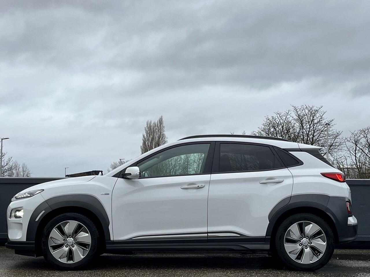 Hyundai Kona EV Premium 64 kWh | SOH 100% | 3-Fase OBC | Schuifkanteldak | Lederen bekleding | Long Range Accu | Volledig dealer onderhouden | Allseason banden | Trekhaak ,afneembaar |
