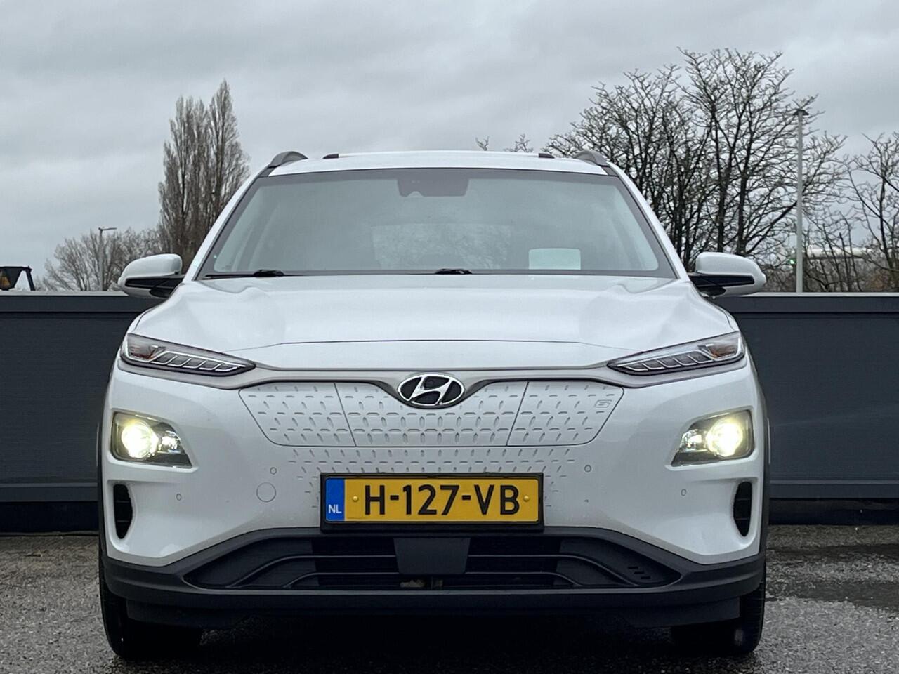 Hyundai Kona EV Premium 64 kWh | SOH 100% | 3-Fase OBC | Schuifkanteldak | Lederen bekleding | Long Range Accu | Volledig dealer onderhouden | Allseason banden | Trekhaak ,afneembaar |