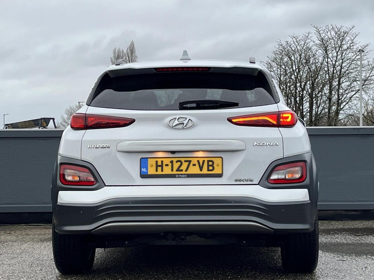 Hyundai Kona EV Premium 64 kWh | SOH 100% | 3-Fase OBC | Schuifkanteldak | Lederen bekleding | Long Range Accu | Volledig dealer onderhouden | Allseason banden | Trekhaak ,afneembaar |