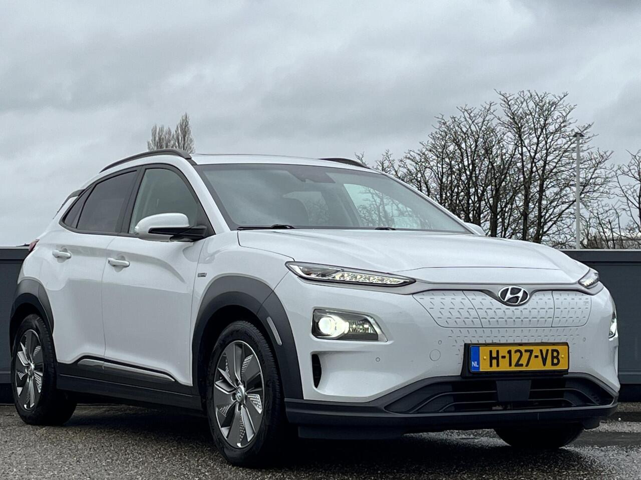 Hyundai Kona EV Premium 64 kWh | SOH 100% | 3-Fase OBC | Schuifkanteldak | Lederen bekleding | Long Range Accu | Volledig dealer onderhouden | Allseason banden | Trekhaak ,afneembaar |
