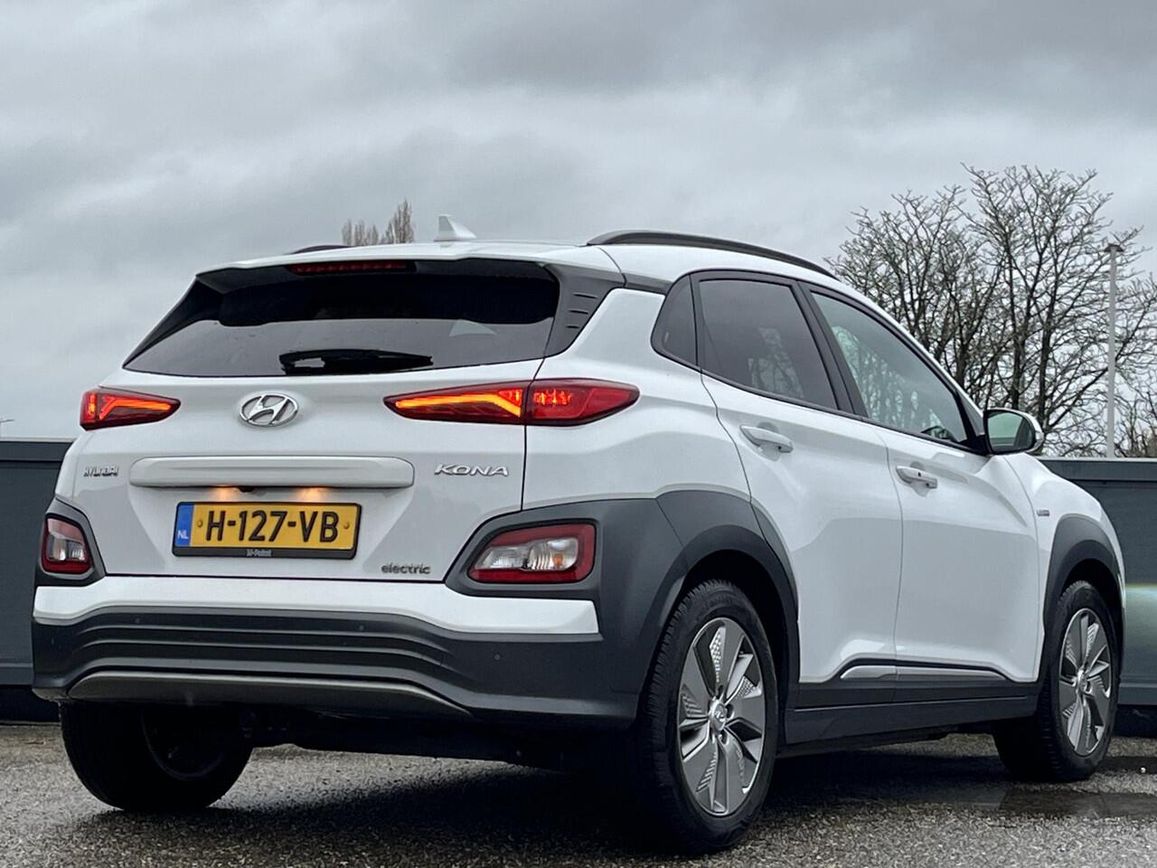 Hyundai Kona EV Premium 64 kWh | SOH 100% | 3-Fase OBC | Schuifkanteldak | Lederen bekleding | Long Range Accu | Volledig dealer onderhouden | Allseason banden | Trekhaak ,afneembaar |