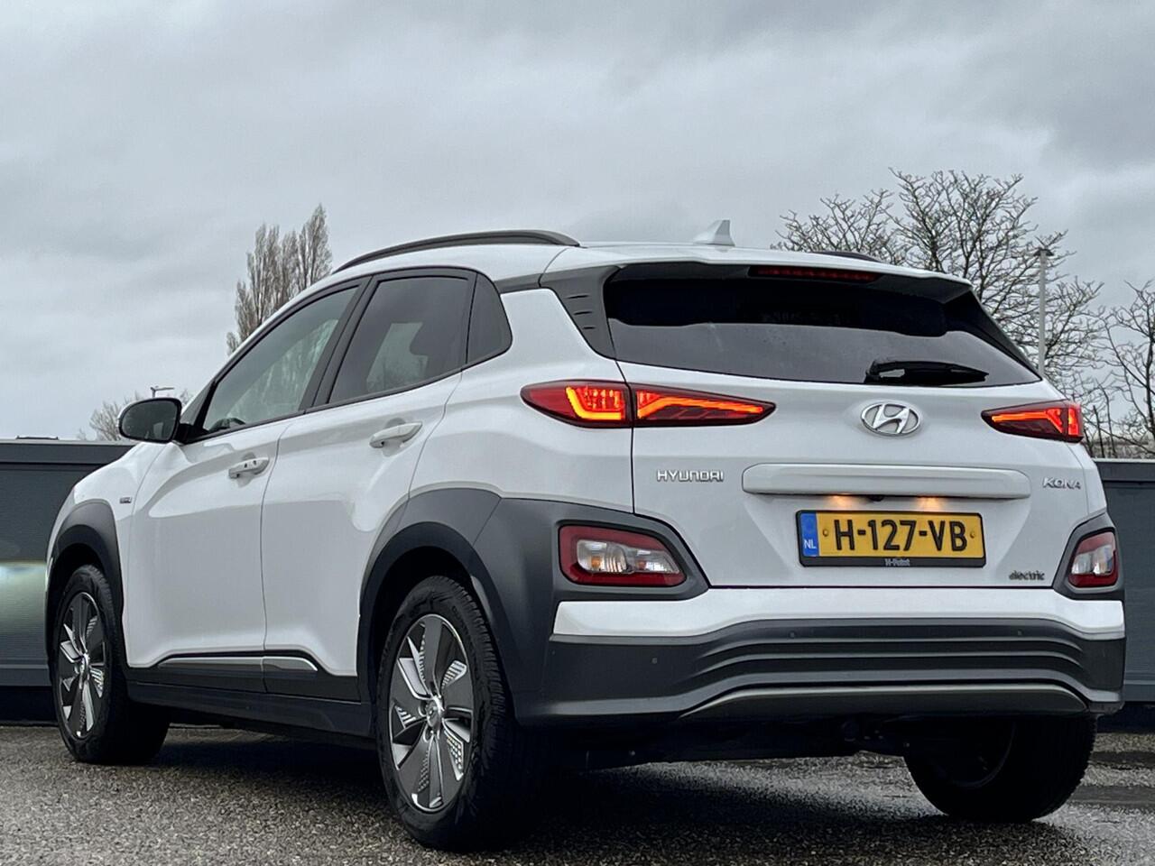 Hyundai Kona EV Premium 64 kWh | SOH 100% | 3-Fase OBC | Schuifkanteldak | Lederen bekleding | Long Range Accu | Volledig dealer onderhouden | Allseason banden | Trekhaak ,afneembaar |