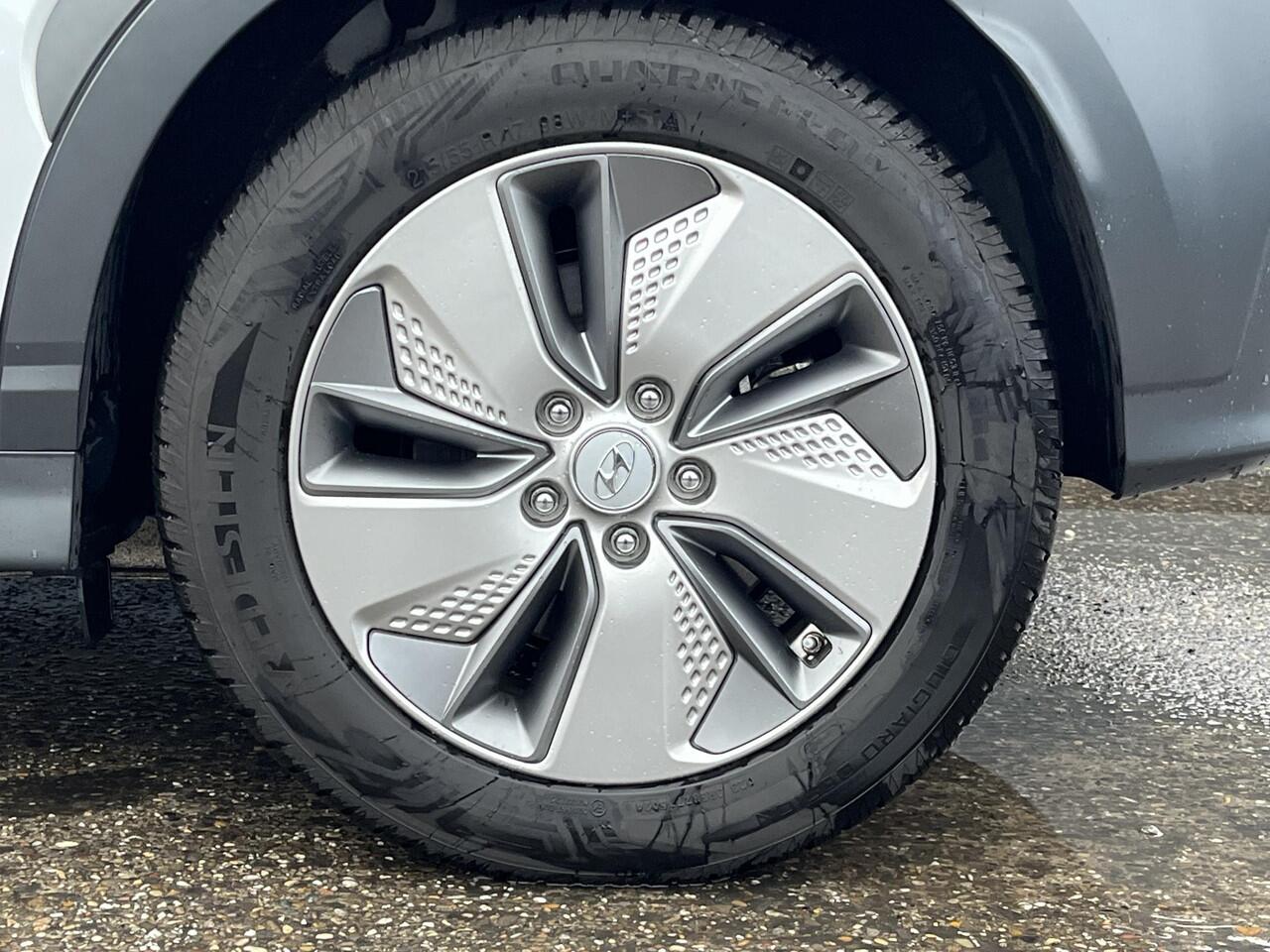 Hyundai Kona EV Premium 64 kWh | SOH 100% | 3-Fase OBC | Schuifkanteldak | Lederen bekleding | Long Range Accu | Volledig dealer onderhouden | Allseason banden | Trekhaak ,afneembaar |