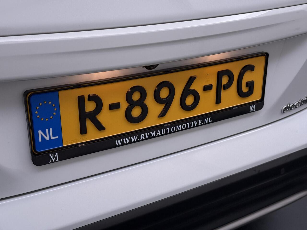 Hyundai Kona EV Premium 64 kWh VAN ¤ 20.900 ,- VOOR ¤ 17.877,- UW LENTEVOORDEEL ¤ 3.023,-! | SOH 100% | 3-FASE | WARMTEPOMP | LEDER | STOEL VERWARM, VENTILATIE | CAMERA | RIJKLAAR INCL. 12 MND BOVAG GARANTIE