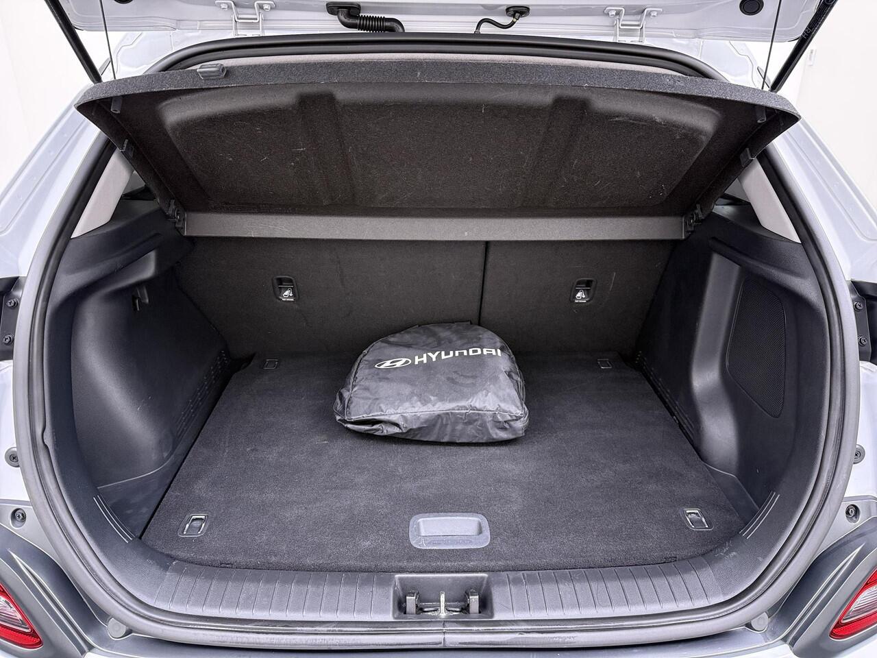 Hyundai Kona EV Premium 64 kWh VAN ¤ 20.900 ,- VOOR ¤ 17.877,- UW LENTEVOORDEEL ¤ 3.023,-! | SOH 100% | 3-FASE | WARMTEPOMP | LEDER | STOEL VERWARM, VENTILATIE | CAMERA | RIJKLAAR INCL. 12 MND BOVAG GARANTIE