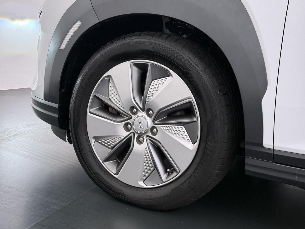 Hyundai Kona EV Premium 64 kWh VAN ¤ 20.900 ,- VOOR ¤ 17.877,- UW LENTEVOORDEEL ¤ 3.023,-! | SOH 100% | 3-FASE | WARMTEPOMP | LEDER | STOEL VERWARM, VENTILATIE | CAMERA | RIJKLAAR INCL. 12 MND BOVAG GARANTIE