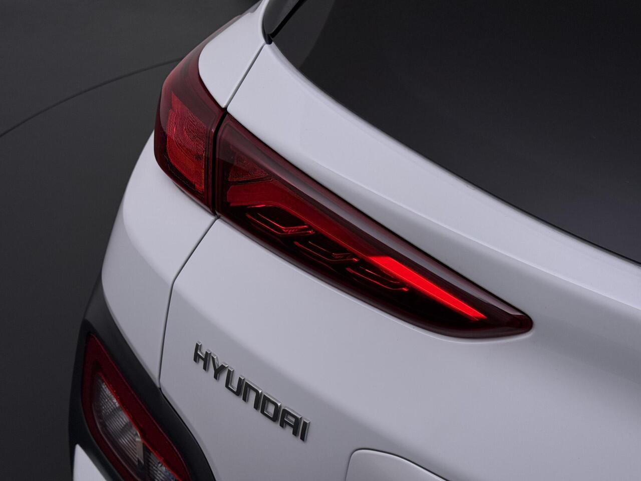 Hyundai Kona EV Premium 64 kWh VAN ¤ 20.900 ,- VOOR ¤ 17.877,- UW LENTEVOORDEEL ¤ 3.023,-! | SOH 100% | 3-FASE | WARMTEPOMP | LEDER | STOEL VERWARM, VENTILATIE | CAMERA | RIJKLAAR INCL. 12 MND BOVAG GARANTIE