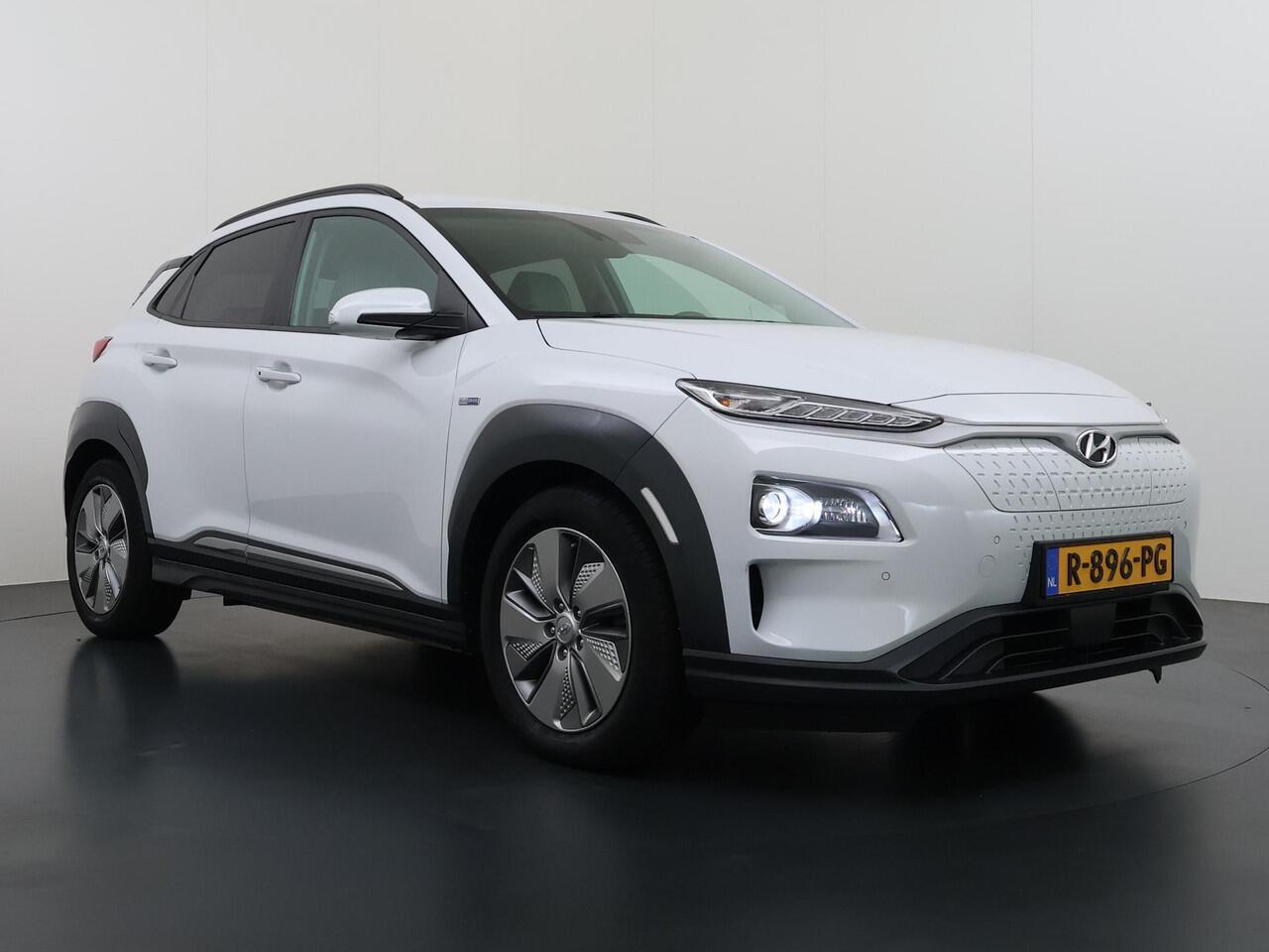 Hyundai Kona EV Premium 64 kWh VAN ¤ 20.900 ,- VOOR ¤ 17.877,- UW LENTEVOORDEEL ¤ 3.023,-! | SOH 100% | 3-FASE | WARMTEPOMP | LEDER | STOEL VERWARM, VENTILATIE | CAMERA | RIJKLAAR INCL. 12 MND BOVAG GARANTIE