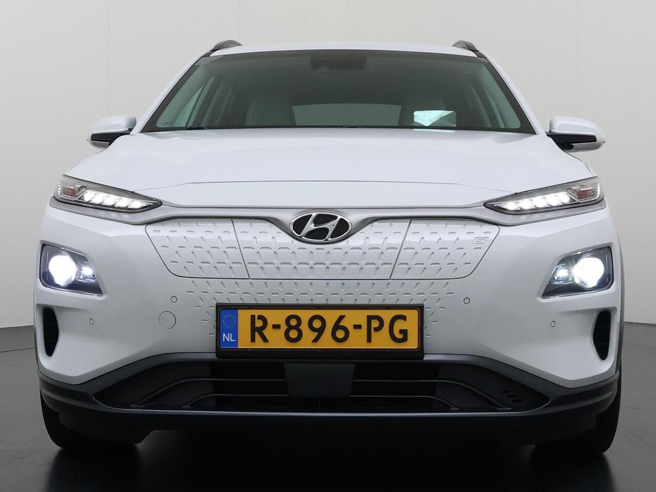 Hyundai Kona EV Premium 64 kWh VAN ¤ 20.900 ,- VOOR ¤ 17.877,- UW LENTEVOORDEEL ¤ 3.023,-! | SOH 100% | 3-FASE | WARMTEPOMP | LEDER | STOEL VERWARM, VENTILATIE | CAMERA | RIJKLAAR INCL. 12 MND BOVAG GARANTIE