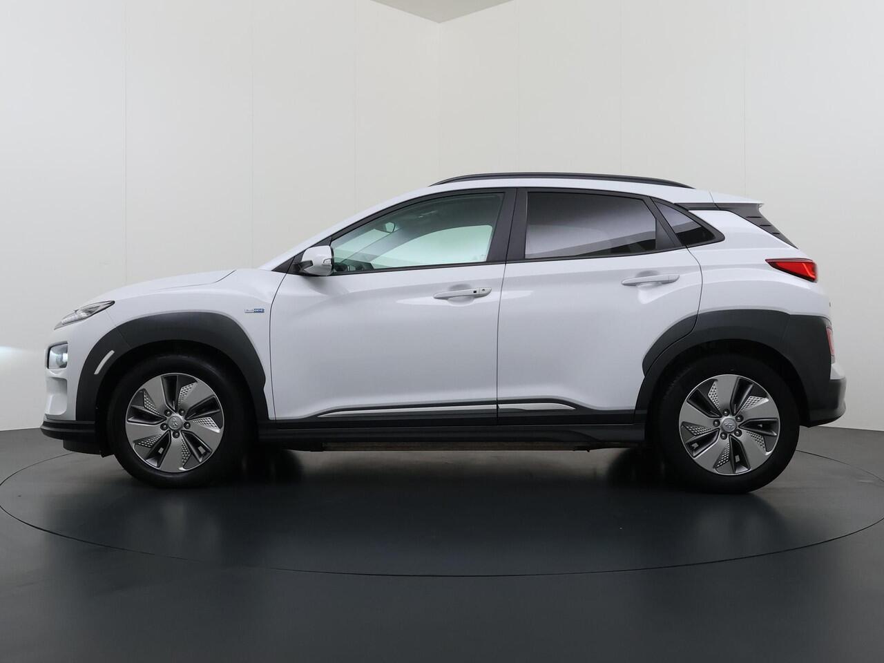 Hyundai Kona EV Premium 64 kWh VAN ¤ 20.900 ,- VOOR ¤ 17.877,- UW LENTEVOORDEEL ¤ 3.023,-! | SOH 100% | 3-FASE | WARMTEPOMP | LEDER | STOEL VERWARM, VENTILATIE | CAMERA | RIJKLAAR INCL. 12 MND BOVAG GARANTIE