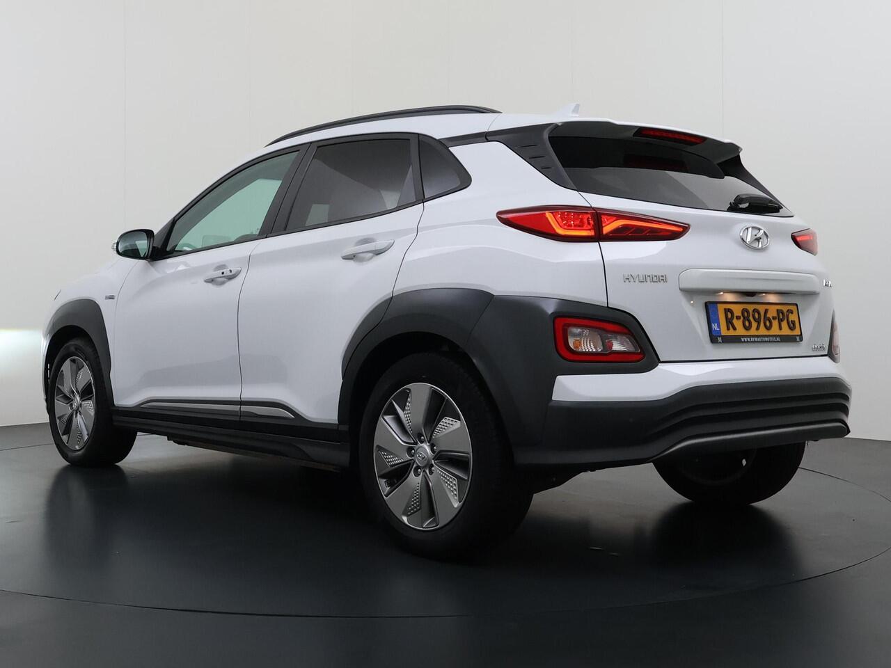 Hyundai Kona EV Premium 64 kWh VAN ¤ 20.900 ,- VOOR ¤ 17.877,- UW LENTEVOORDEEL ¤ 3.023,-! | SOH 100% | 3-FASE | WARMTEPOMP | LEDER | STOEL VERWARM, VENTILATIE | CAMERA | RIJKLAAR INCL. 12 MND BOVAG GARANTIE
