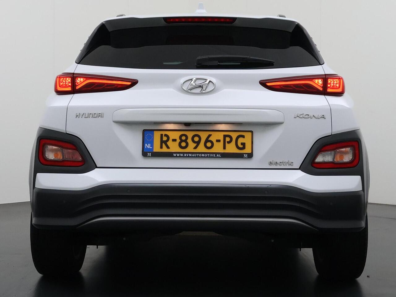 Hyundai Kona EV Premium 64 kWh VAN ¤ 20.900 ,- VOOR ¤ 17.877,- UW LENTEVOORDEEL ¤ 3.023,-! | SOH 100% | 3-FASE | WARMTEPOMP | LEDER | STOEL VERWARM, VENTILATIE | CAMERA | RIJKLAAR INCL. 12 MND BOVAG GARANTIE