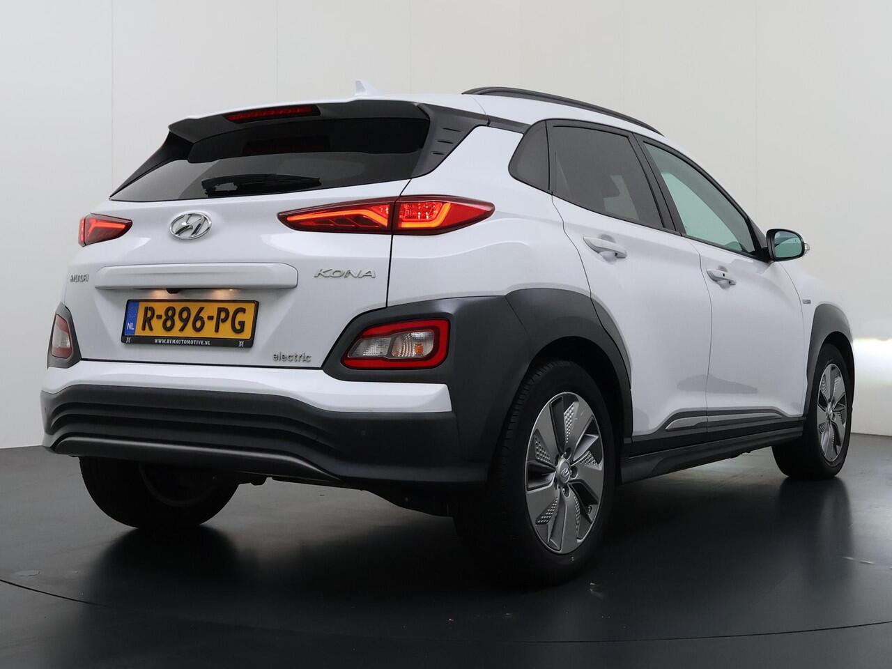Hyundai Kona EV Premium 64 kWh VAN ¤ 20.900 ,- VOOR ¤ 17.877,- UW LENTEVOORDEEL ¤ 3.023,-! | SOH 100% | 3-FASE | WARMTEPOMP | LEDER | STOEL VERWARM, VENTILATIE | CAMERA | RIJKLAAR INCL. 12 MND BOVAG GARANTIE