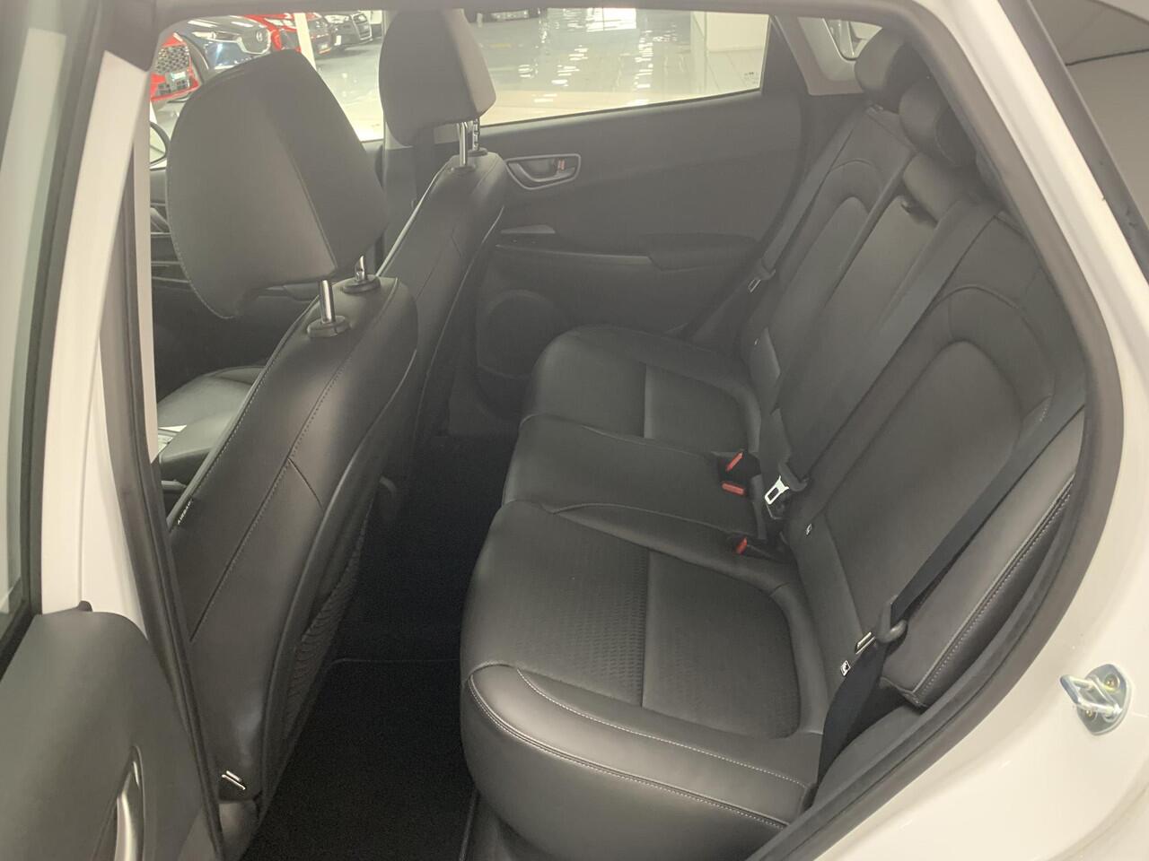 Hyundai Kona EV Limited 64 kWh SOH 96,8 % | NAVIGATIE | ACHTERUITRIJCAMERA | LEDEREN BEKLEDING