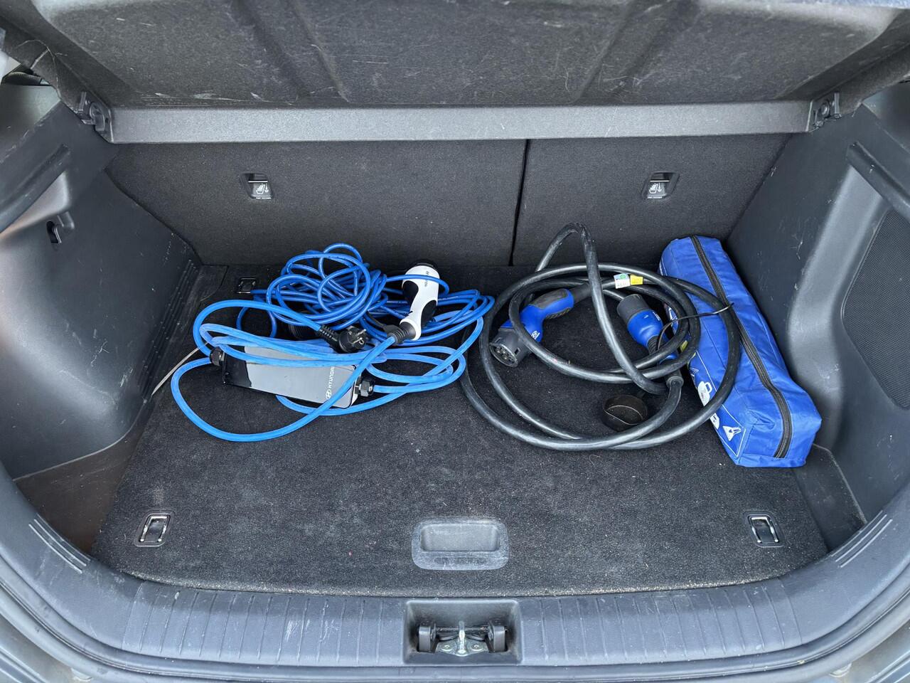 Hyundai Kona EV Premium 64 kWh | SOH 95,3% | Vol leder | Stoelverwarming |